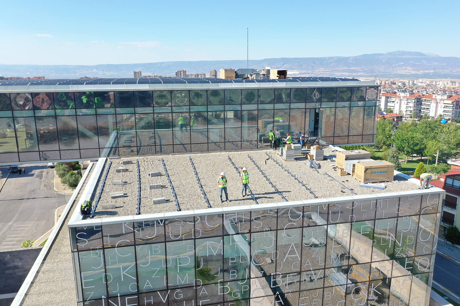 denizli-merkezefendi-kutuphanesi-gunes-paneli-montaji-drone-cekimi-6