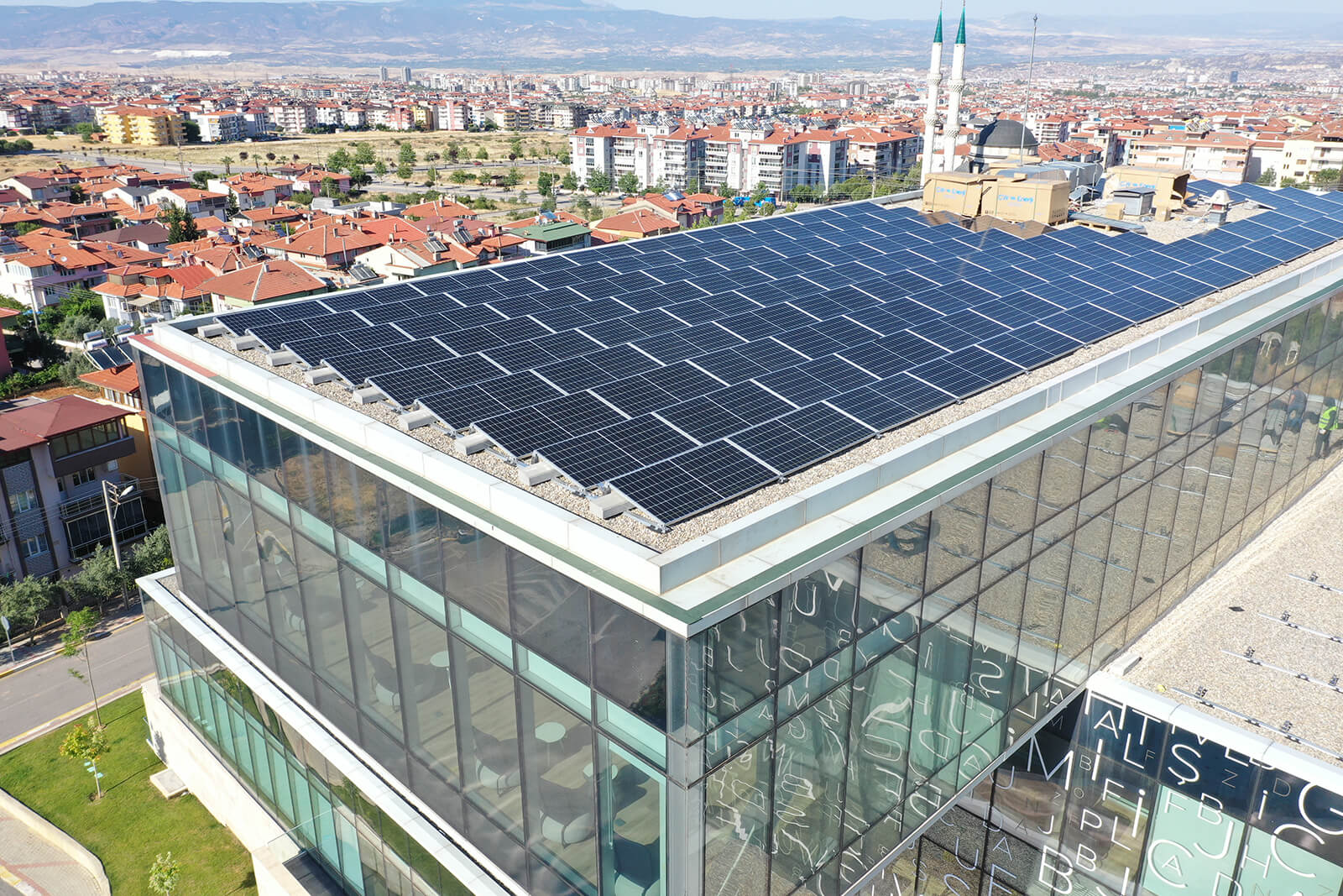 denizli-merkezefendi-kutuphanesi-gunes-paneli-montaji-drone-cekimi