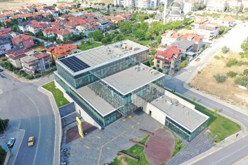 denizli-merkezefendi-kutuphanesi-gunes-paneli-montaji-drone-cekimi-2